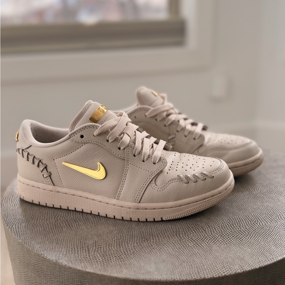 WMNS AIR JORDAN 1
MM LOW
FN5032 200
LEGEND LT BROWNMETALLIC GOLD